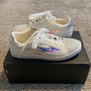 Kidpik size 5 white/sparkly/iridescent sneakers